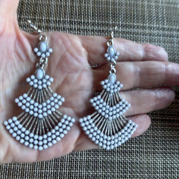 Vintage Faux White Seed Pearl Lariat Necklace & Paparazzi Earrings. - Picture 6 of 6